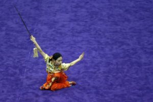 Forma Wushu con spada in una competizione